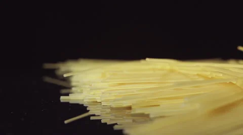 SLOW MOTION: A spaghetti fall on a black table - side view Видео 64416871