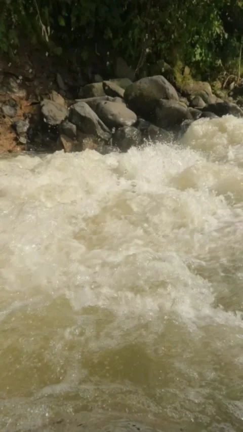 Slow motion splash of fast flowing river water Video stock 319921676