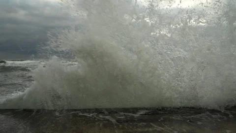 Slow motion splashes big strong waves crashing on the pier. Stockbeeldmateriaal 143181893