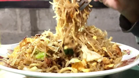 Slow Motion Of Spoon And Fork Mixing Fried Noodle At Traditional Restaurant Vídeo Stock 340196320
