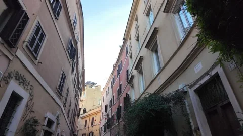 Slow Motion Stabilized Tracking Shot Through Historic Trastevere Alleyways Vídeos de archivo 328846319