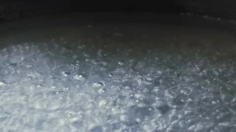 Slow motion of steam and bubbles in boiling water tanks Vídeos de archivo 104629629