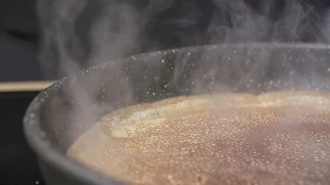 Slow motion Steaming Crepe cooking in a Frying pan Stockbeeldmateriaal 85846257