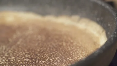 Slow motion Steaming Crepe cooking in a Frying pan 動画素材 85846314