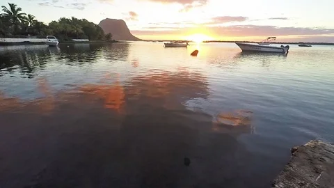 Slow Motion stone falling in water creating waves (Mauritius) 動画素材 89687726