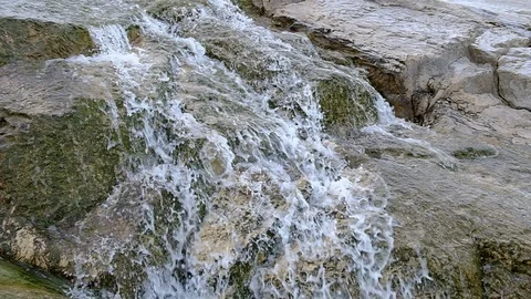 Slow motion of stream flowing over rocks Video stock 103629557