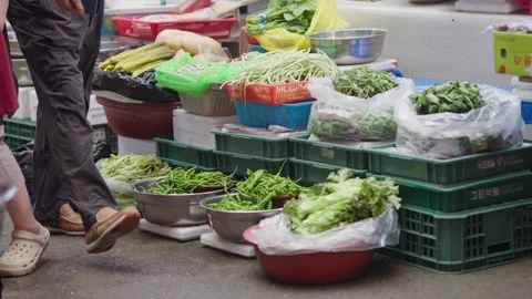 Slow motion of street vegetable stalls at Gwangjang Market in Seoul Stock Footage 314519443