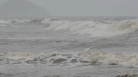 Slow motion striking of sea waves to sea shore Vídeo Stock 191382053