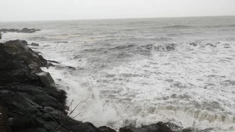 Slow motion striking of sea waves to sea shore Video stock 191443073