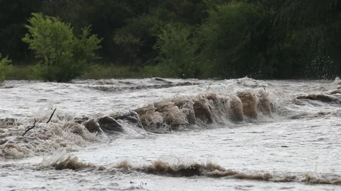 Slow motion of strong violent brown river, detail of waves 스톡 동영상 118995419