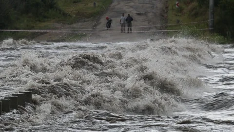 Slow motion of strong violent river passing over bridge, construction. 스톡 동영상 118995239