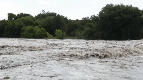 Slow motion of strong violent river passing over bridge, construction 库存影片 118995908