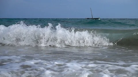 Slow motion of strong wind that caused great waves in the sea Stockbeeldmateriaal 81283338