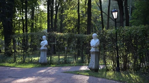 Slow motion summer park with busts and street lamp Vídeo Stock 307514255