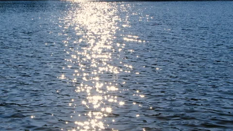 Slow motion sunlight reflection on blue lake water Vídeos de archivo 318778210