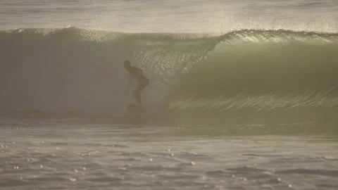 Slow motion surfer riding wave 4K Stockbeeldmateriaal 166759959