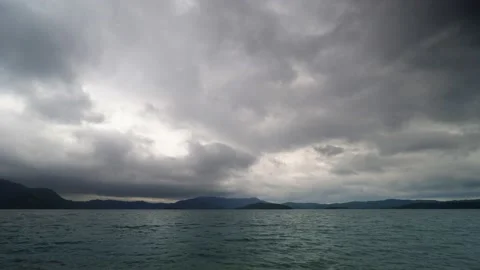 Slow-motion survey of clouds over mountain lake or Tkibul reservoir in Georgia Vidéo 218388878