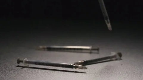 SLOW MOTION: Syringes fall on a floor Vídeo Stock 72273673