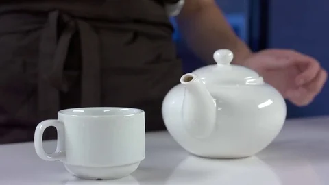 Slow Motion Tea Poured Into A Mug 動画素材 75644987