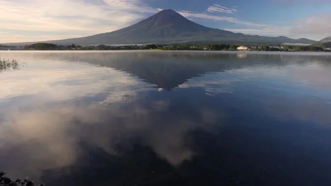 Slow Motion Tilt Up View of Mount Fuji Mirrored In Lake Reflection 動画素材 328130073