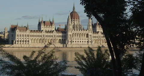 Slow motion tilting on Budapest parliament by Danube river 4K video 스톡 동영상 264708200