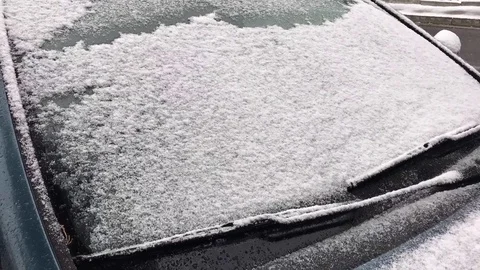 Slow motion of a time lapse of a man removes snow from the car windshield Vídeos de archivo 83659343