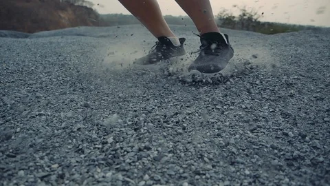 SLOW MOTION TIME WARP, Close up Trail Running in the rock mountain slide brake Видео 124351873