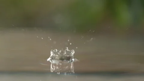 SLOW MOTION: Tiny transparent droplets fall into a kitchen sink full of water. Video stock 103551865