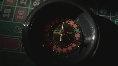Slow motion top-down ball rolling in roulette Vidéo 335699831