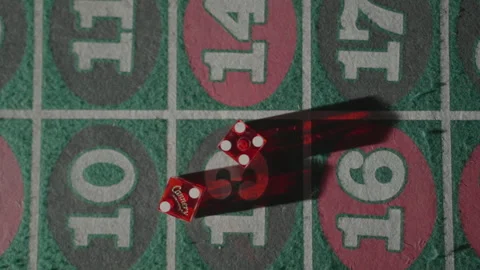 Slow motion top-down close-up dice on gaming table Vídeos de archivo 335699895