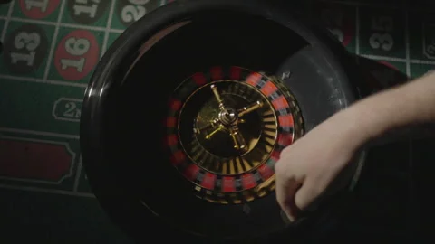 Slow motion top-down hand placing ball in roulette Stockbeeldmateriaal 335700037