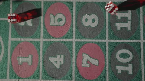 Slow motion top-down view red dice on gaming table Vídeos de archivo 335699950