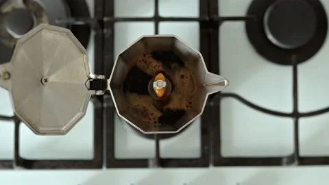 Slow motion top view of coffee pour into cup from geyser coffee maker, Geyser Stock-Footage 172035635