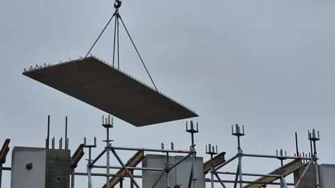 Slow Motion of Tower Crane Hoisting Slab in the Rain 库存影片 332729199