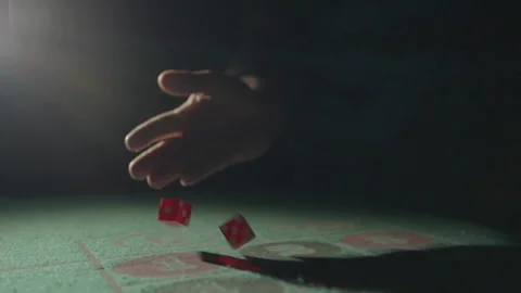 Slow motion tracking hand then dices on felt Stockbeeldmateriaal 335699949