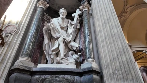 Slow Motion Tracking Shot Of Apostle Saint Philip Statue In Lateran Basilica Vídeo Stock 330122177