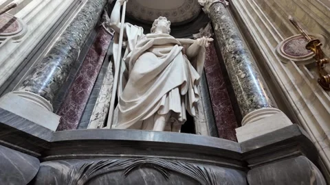 Slow Motion Tracking Shot Of Baroque Apostle Statue Saint Jude Vídeo Stock 330122079
