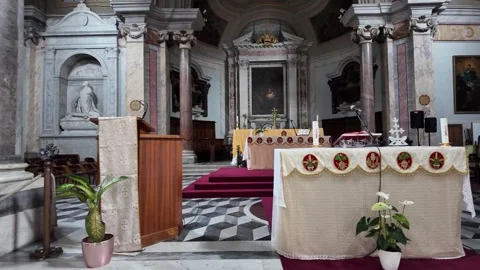 Slow Motion Tracking Shot Of Baroque Altar And Saint Statue In Rome 库存影片 330123672