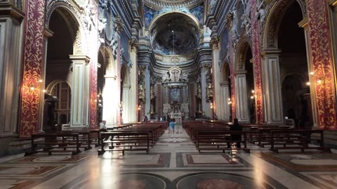 Slow Motion Tracking Shot Of Gilded Baroque Interior In Chiesa Nuova Rome Stockbeeldmateriaal 330122557