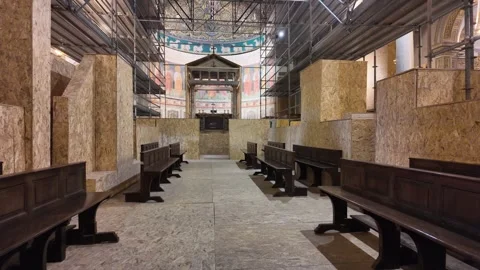 Slow Motion Tracking Shot Of Golden Apse Mosaic In San Clemente Rome 스톡 동영상 330122907