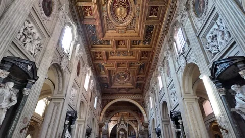 Slow Motion Tracking Shot Of Grand Interior Main Nave Rome Basilica 库存影片 330122158