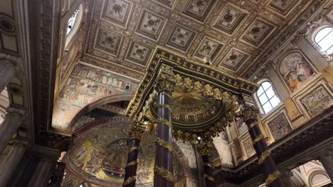 Slow Motion Tracking Shot Of High Altar And Confessio In Rome Basilica Vídeos de archivo 330121926