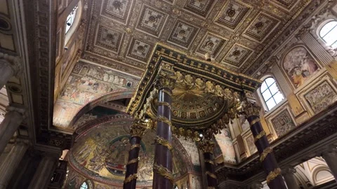 Slow Motion Tracking Shot Of Papal Altar At Santa Maria Maggiore 스톡 동영상 330121927