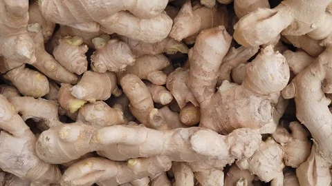 Slow motion tracking shot of root ginger, Zingiber officinale, on a market stall Video stock 118425353