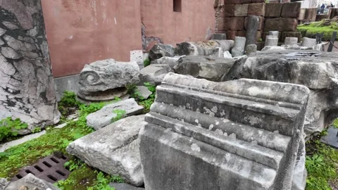 Slow Motion Tracking Shot Of Scattered Ancient Roman Stones In Rome Vídeo Stock 328841942