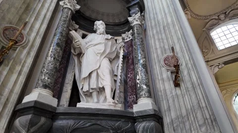 Slow Motion Tracking Shot Of St Simon Apostle Statue In Lateran Basilica Vídeo Stock 330122100