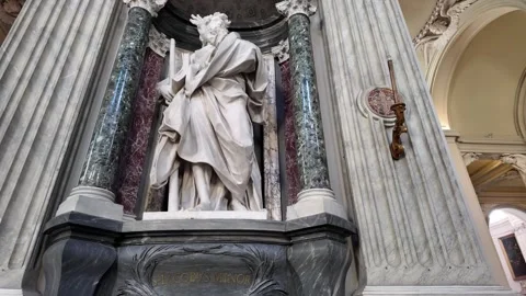 Slow Motion Tracking Shot Of St James The Less Statue In Lateran Basilica 動画素材 330122166