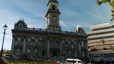 Slow motion tracking shot Victorian building in Dunedin, New Zealand. Vídeos de archivo 88382157
