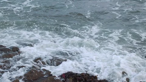 Slow Motion Turquoise Breakers Colliding With Ocean Boulders Vídeos de archivo 322055872