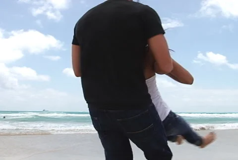 Slow motion twirling couple on the beach Stock-Footage 1065603